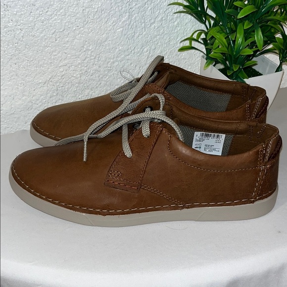 Clarks Brown Boat Shoes with Leather Upper and Low-Profile Design - Picture 6 of 8